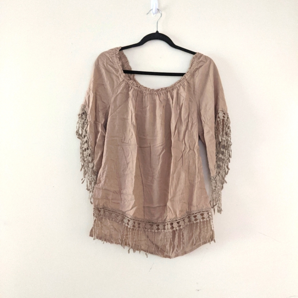 🌟 Sunny Leigh Tan Boho Embroidered Sleeves Hem fringes Top Size Medium